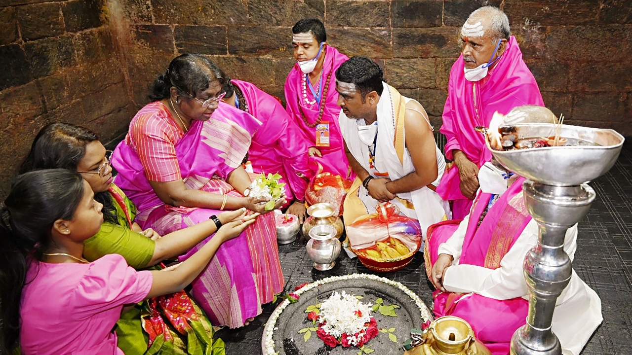 माननीया राष्ट्रपति द्रौपदी मुर्मु द्वारा पूजा-अर्चना