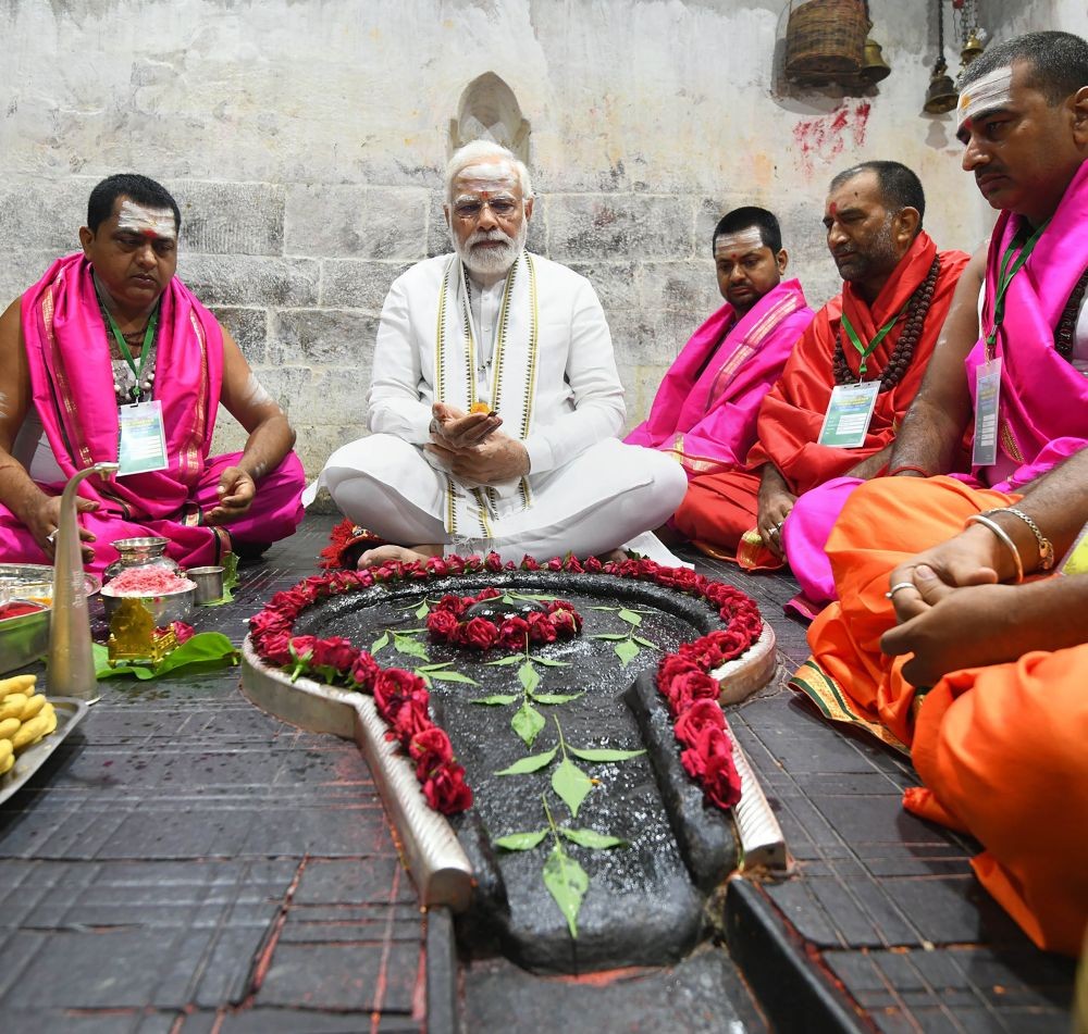 माननीय प्रधानमंत्री नरेंद्र मोदी द्वारा जलाभिषेक