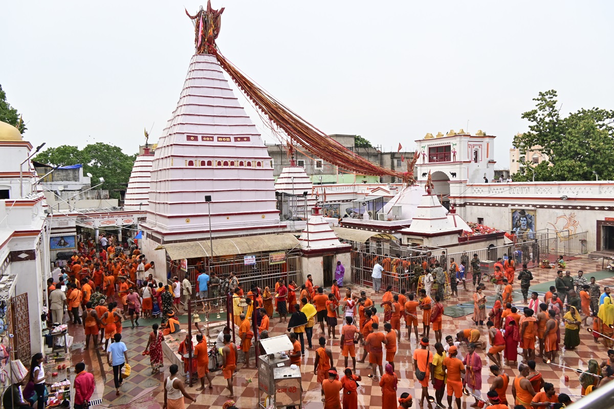 बासुकीनाथ धाम प्रांगण एवं प्राचीन देवालय