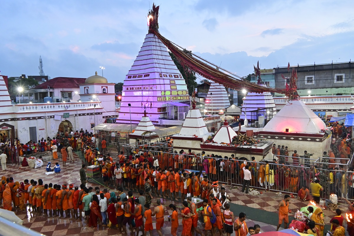 संध्या समय मंदिर परिसर का मनोरम दृश्य